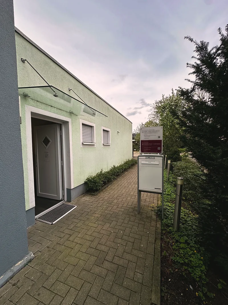 Eingang der Praxis am Charlottenburger Ring mit Praxisschild